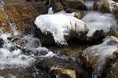 24 Torrente con sculture naturali di ghiaccio